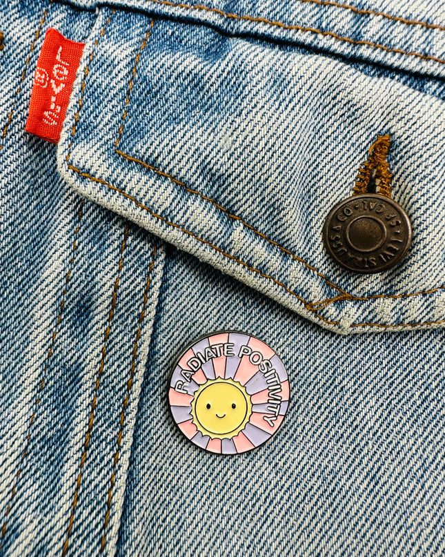Radiate Positivity Pin - Opmuntrende Hverdags Tilbehør