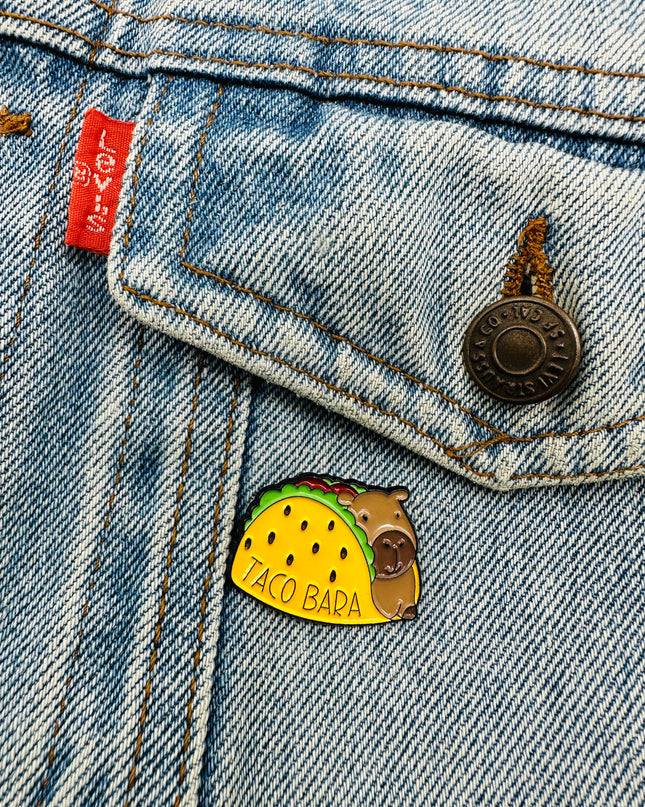 Capybara V Pin - Delectable Dyreentusiast Tilbehør