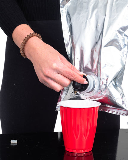 Suéter feo de Navidad de Santa orinando bebida