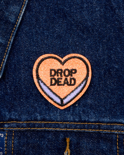 Parche Drop Dead - Una Declaración de Moda Única
