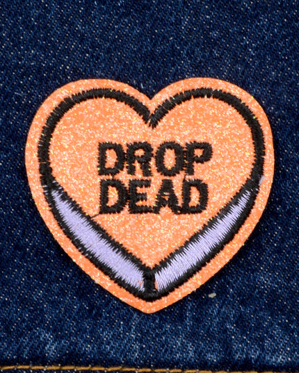Parche Drop Dead - Una Declaración de Moda Única