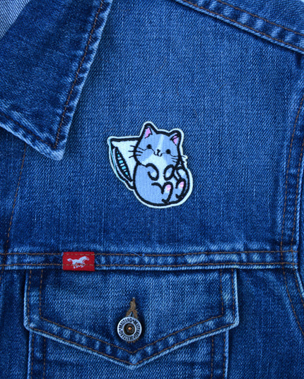 Parche de gato descansando en la almohada