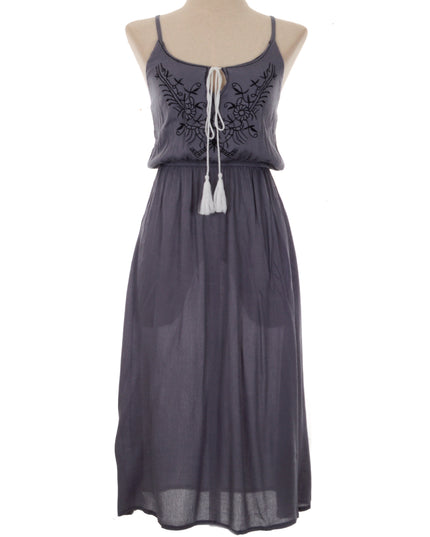 Vestido bordado gris