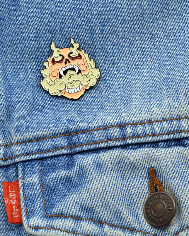 Pin Calavera Humeante - Accesorio de Edición Limitada