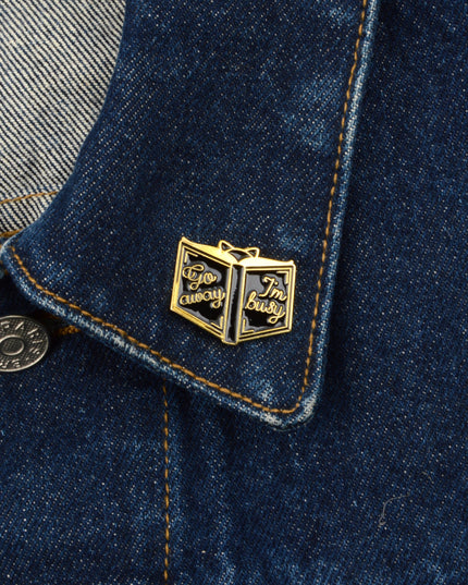 Insignia Go Away para Eventos de Pascua y Halloween