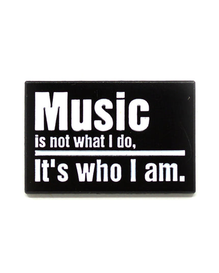 Music is-brosche