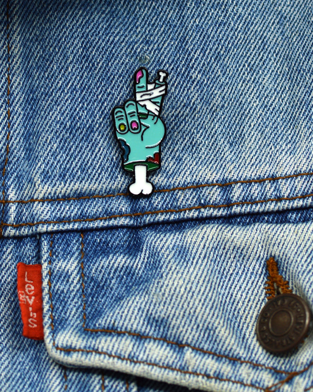 Pin de Paz Zombie - Accesorio Divertido de Halloween