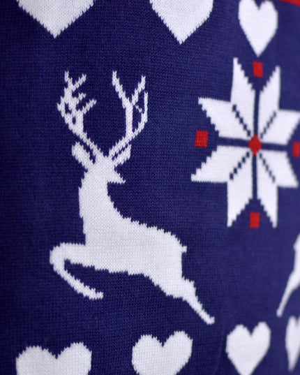 Blå og rød par juletrøje med rensdyr og hjerter