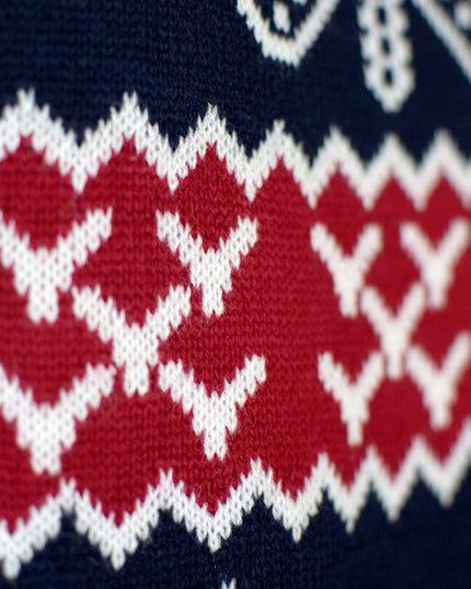 Par juletrøje med rensdyr og julemønstre